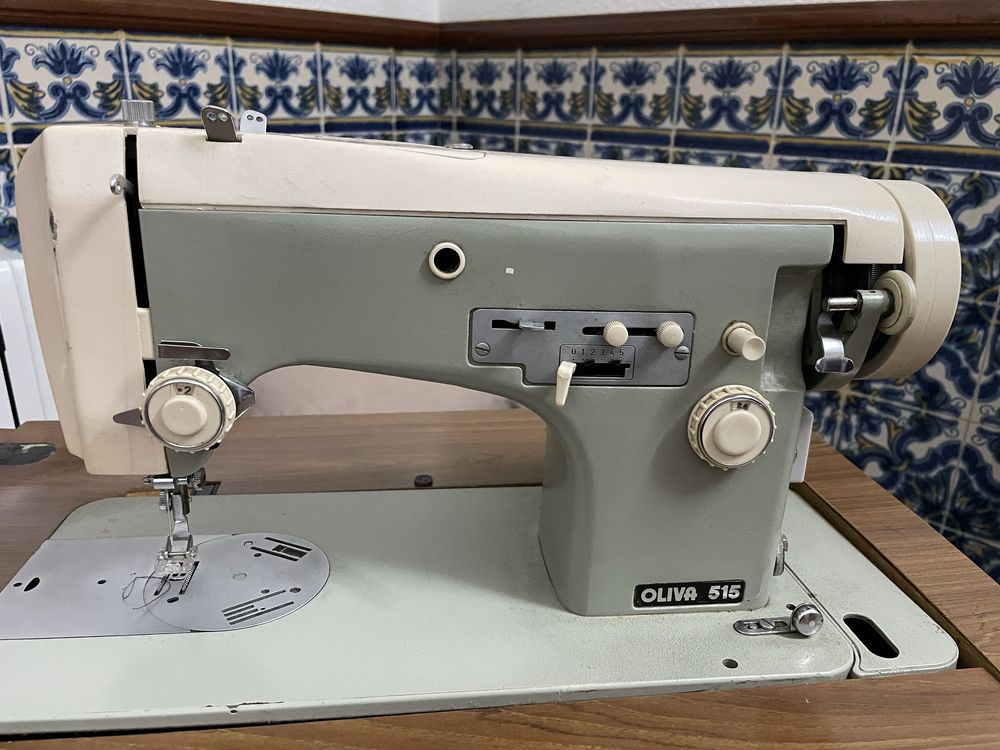 Maquina costura com movel Oliva 515