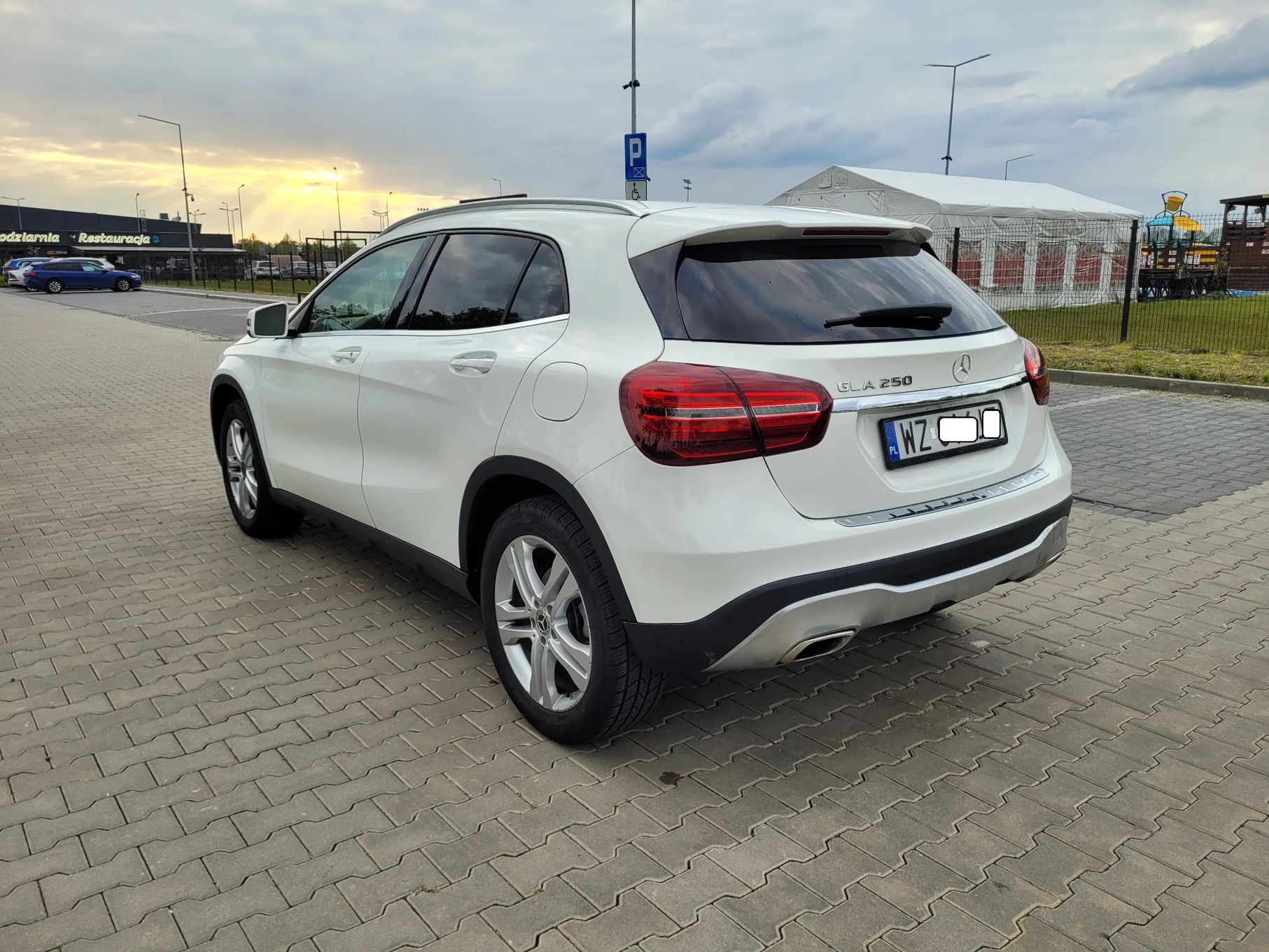 Mercedes-Benz GLA jasny środek, niski przebieg , automat
