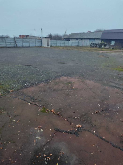 Продам приватизированный земельный участок с постройками в Равнополье