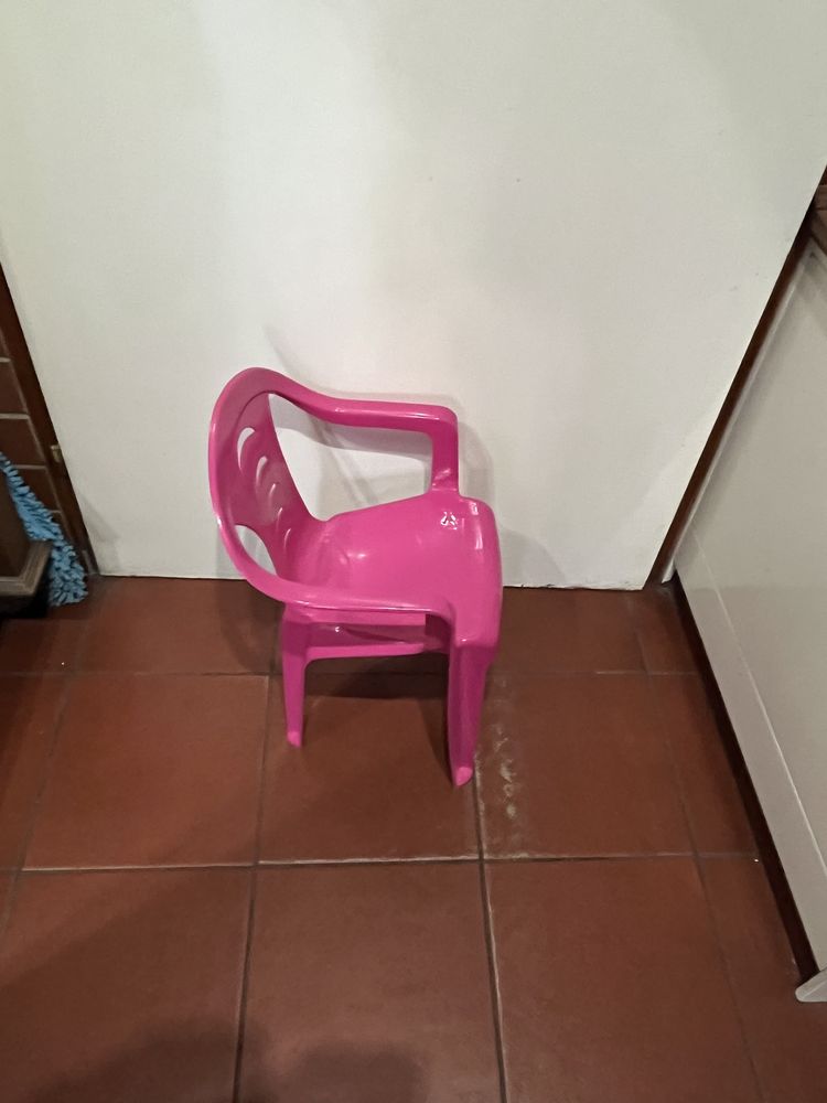 Dziecięce krzesło ogrodowe różowe plastikowe małe mini dla dziecka