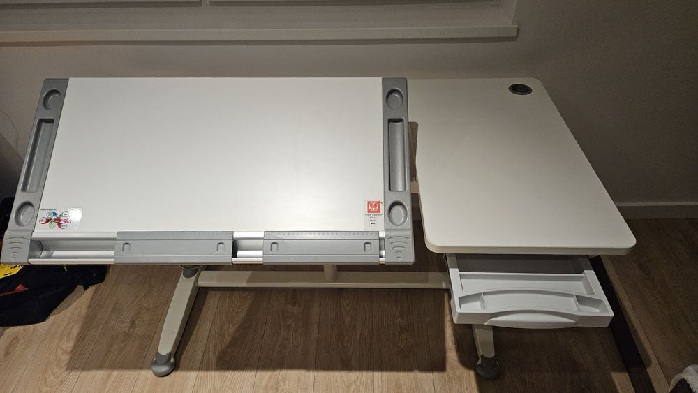 Regulowane biurko z blatem kreslarskim z fotelem