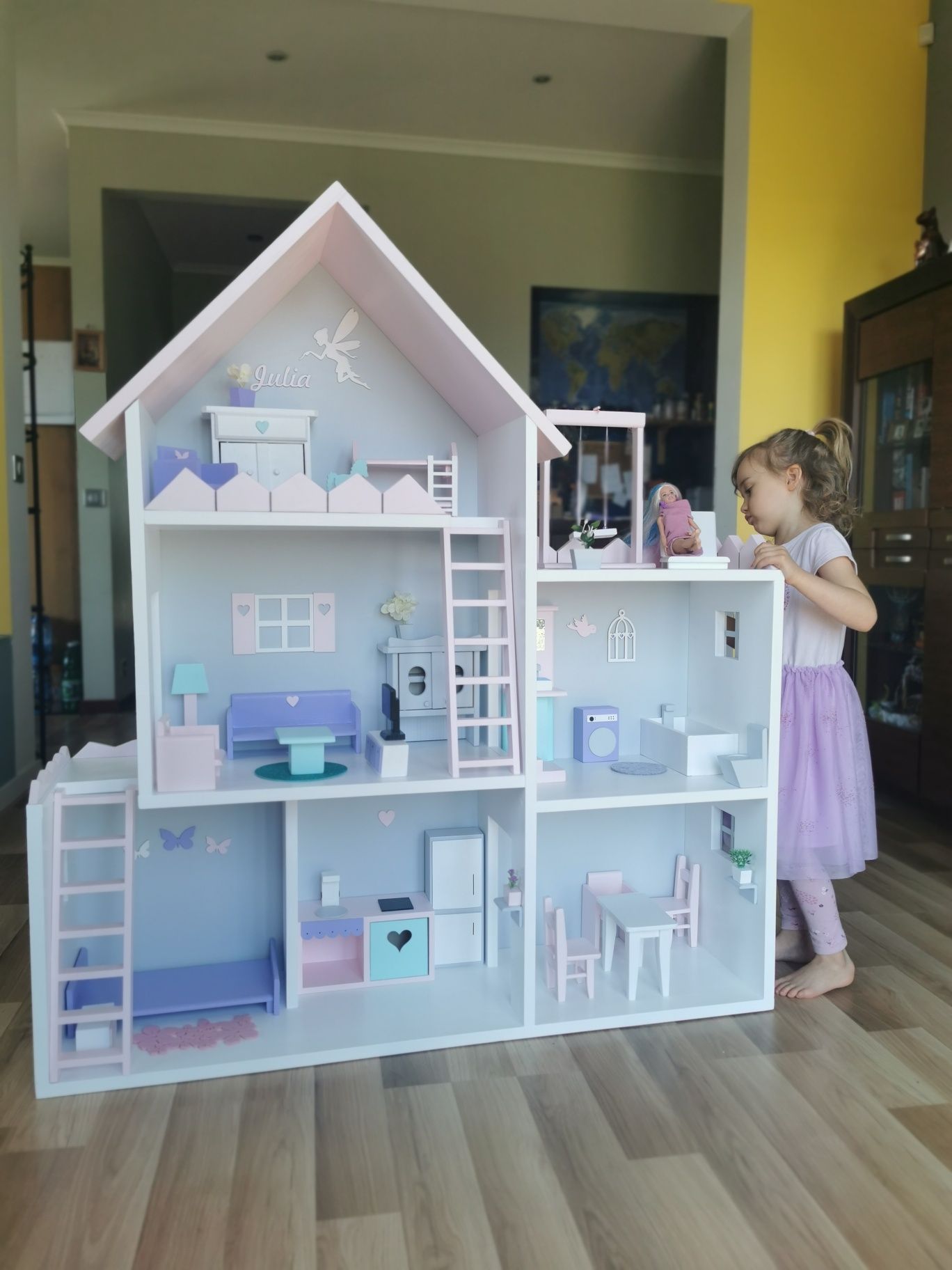 Drewniany domek dla lalek Barbie