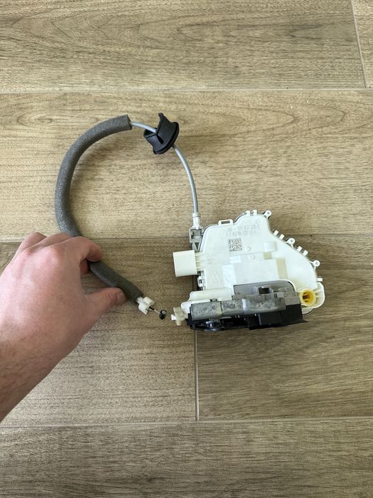 Замок двери передней левой vag 8x1837015c