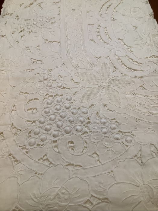 Toalha lindíssima bordado da madeira nova