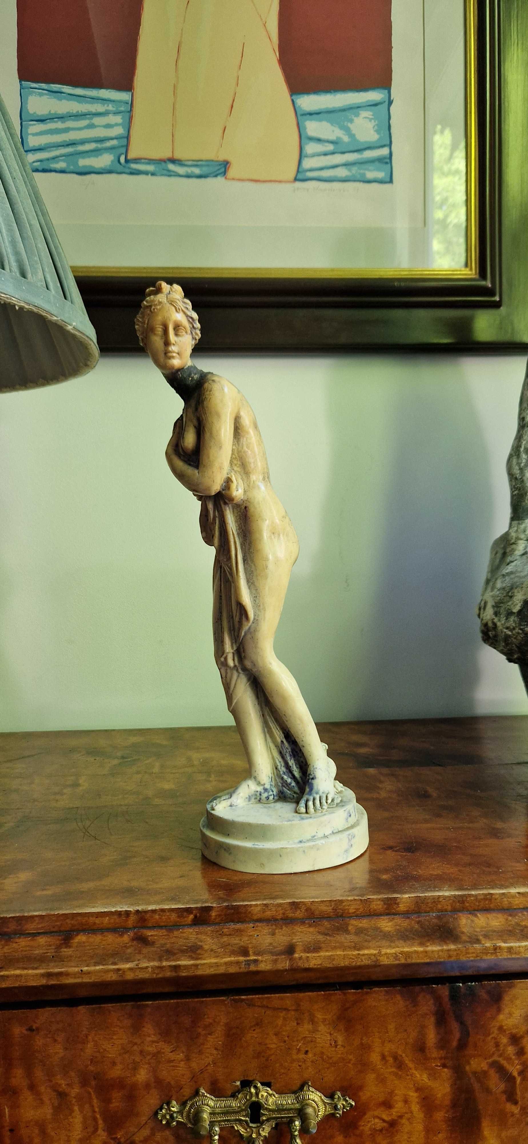 Rzezba Wenus sygnowana A. Santini Italy alabaster antyk dekor