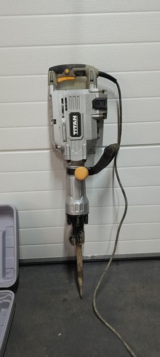 Młot wyburzeniowy titan ttb811drh