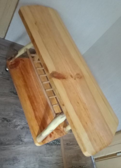 Столик з ніжками горіха які росли для цього, решта сосна, ліщина,