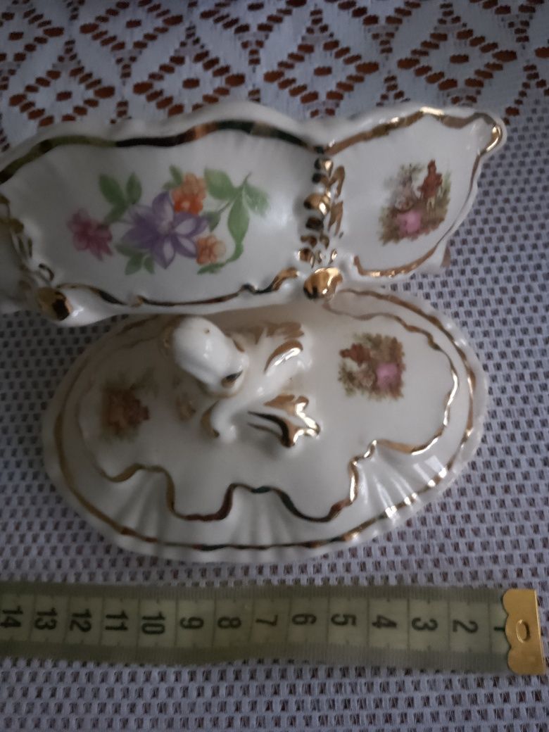Śliczna bombonierka z porcelany.