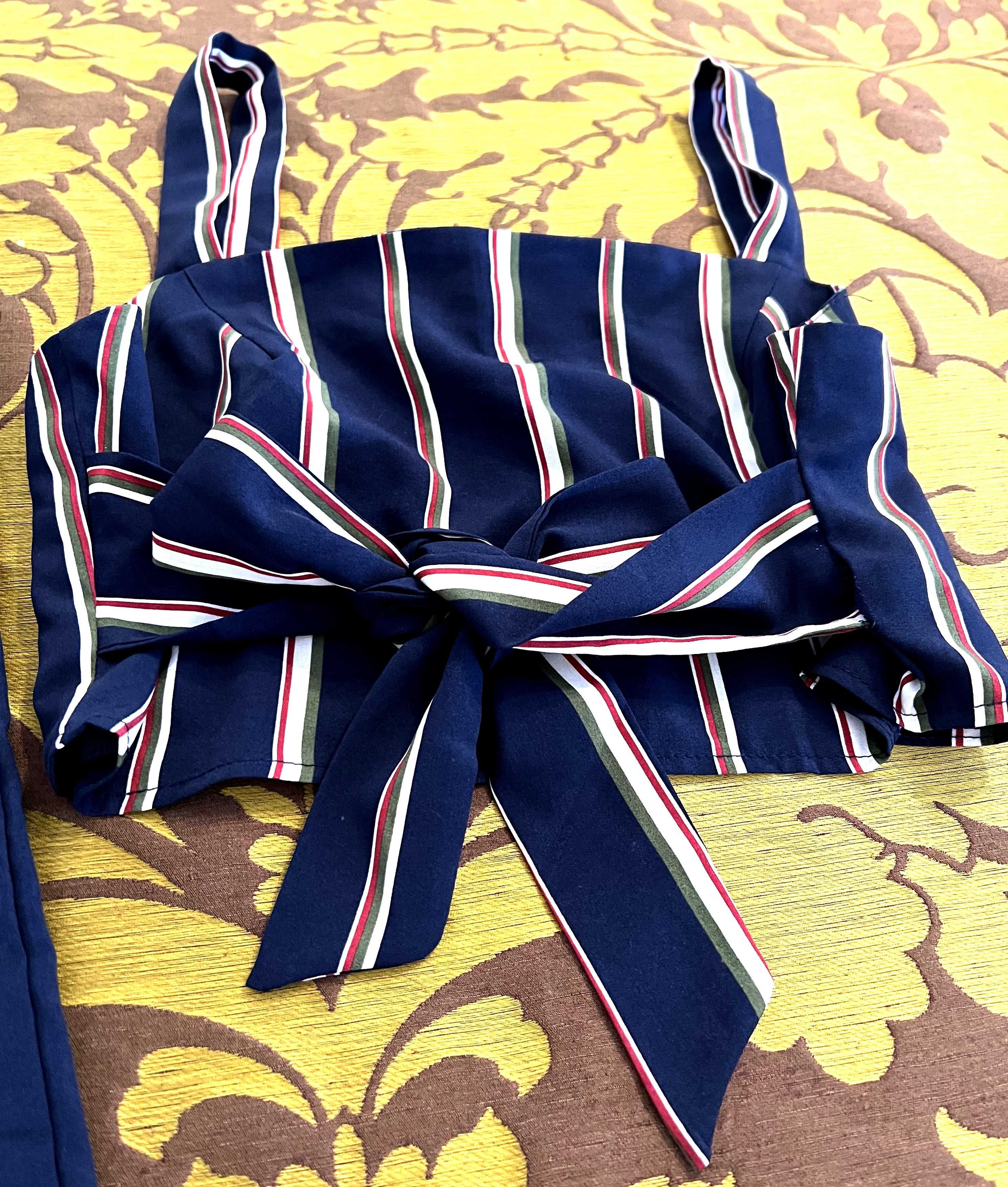Conjunto duas peças/twin-set calças e crop-top com fita de laço Azul