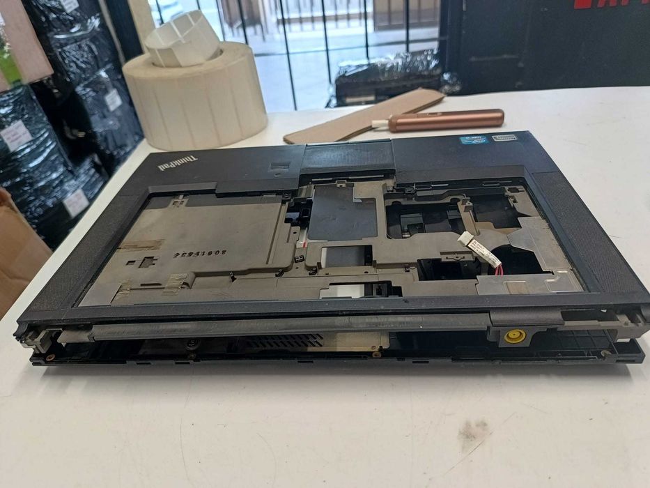 Górna obudowa(Palmrest) z toutchpadem i gniazdem zasilania.Lenovo T430