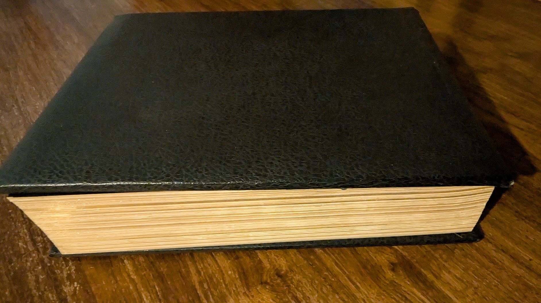 Bíblia (exemplar único com capa de couro e dourado)