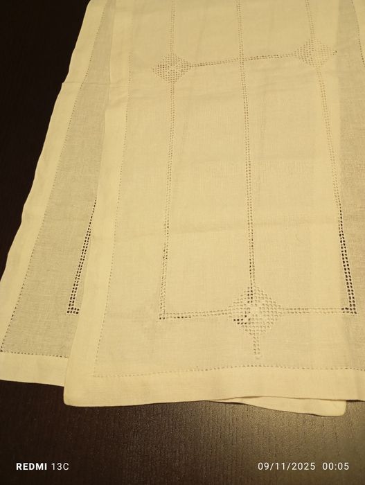 Caminho de mesa bordado