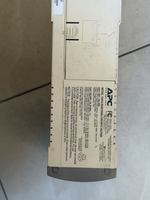 APC Back-UPS CS 500 — рабочий, АКБ разряжена