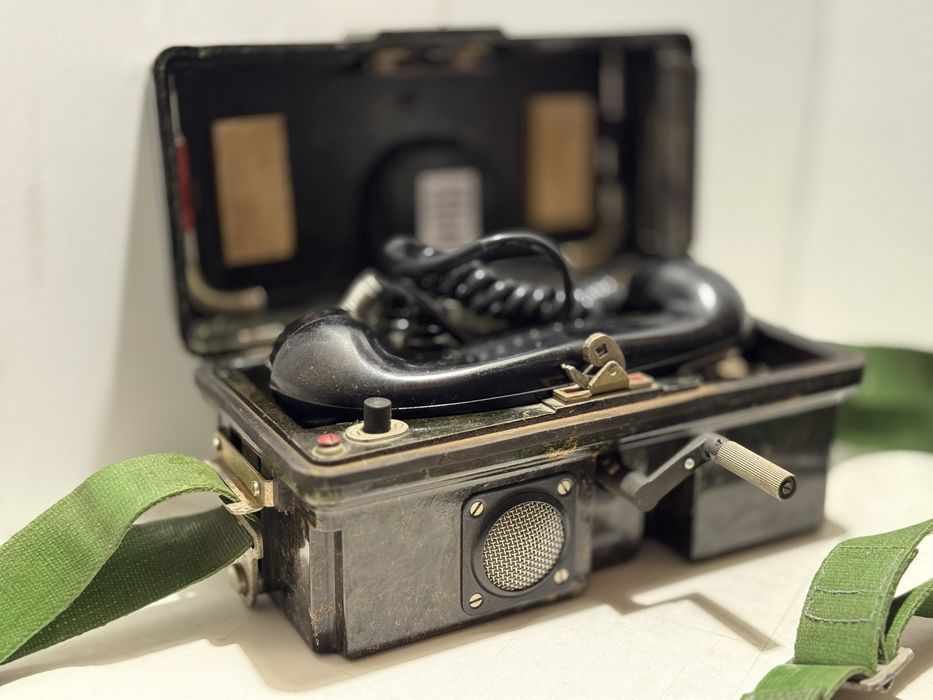 Полевой телефон RFT FF-63 (ГДР). Оригинал, бакелит, кривошип, ремень