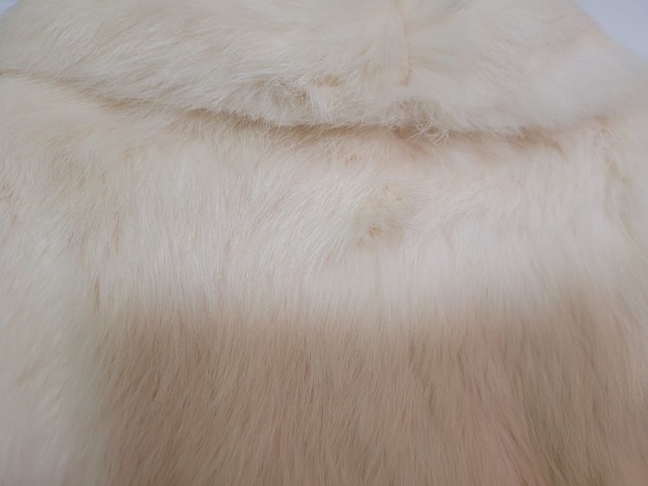 Białe futerko z USA Korea jak nowe