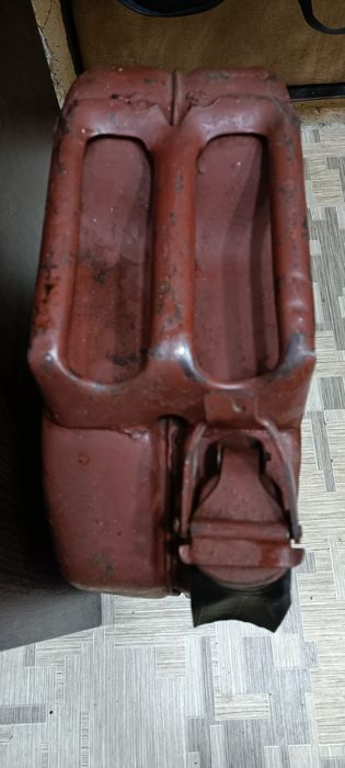 Продається металева каністра. 20 літрів