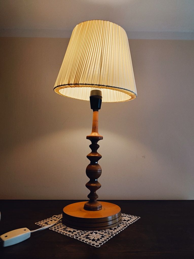 Elegancka drewniana lampka nocna z kremowym abażurem Retro PRL