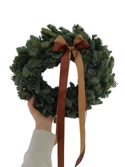 Wianek na drzwi, żywy 45 cm z kokardą, jodła nobilis