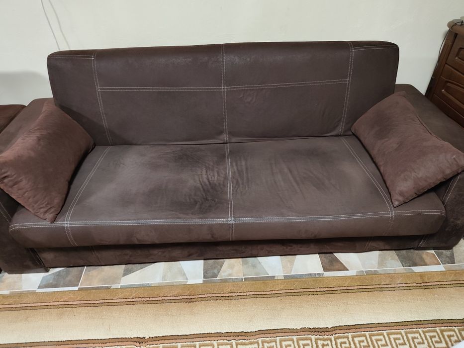 Wersalka z dwiema poduszkami