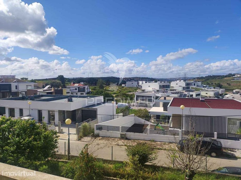 Moradia Isolada Com Vista Desafogada Para Lisboa