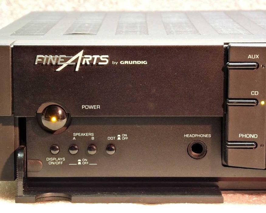 Amplificador Grundig para arranjar.