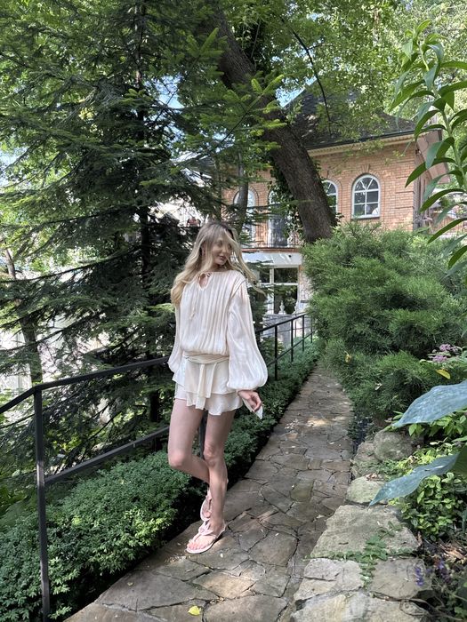 Сукня (вірусна в інстаграм) з блискучої тканини зі шлейфом