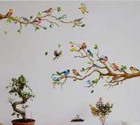 Настенная наклейка с изображением ветвей и птиц.