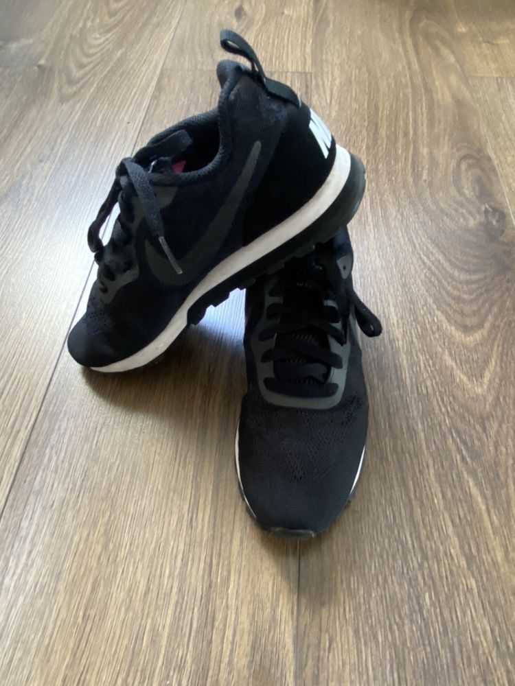 Nike czarne z bialą podeszwą adidasy sneakersy 36 36,5