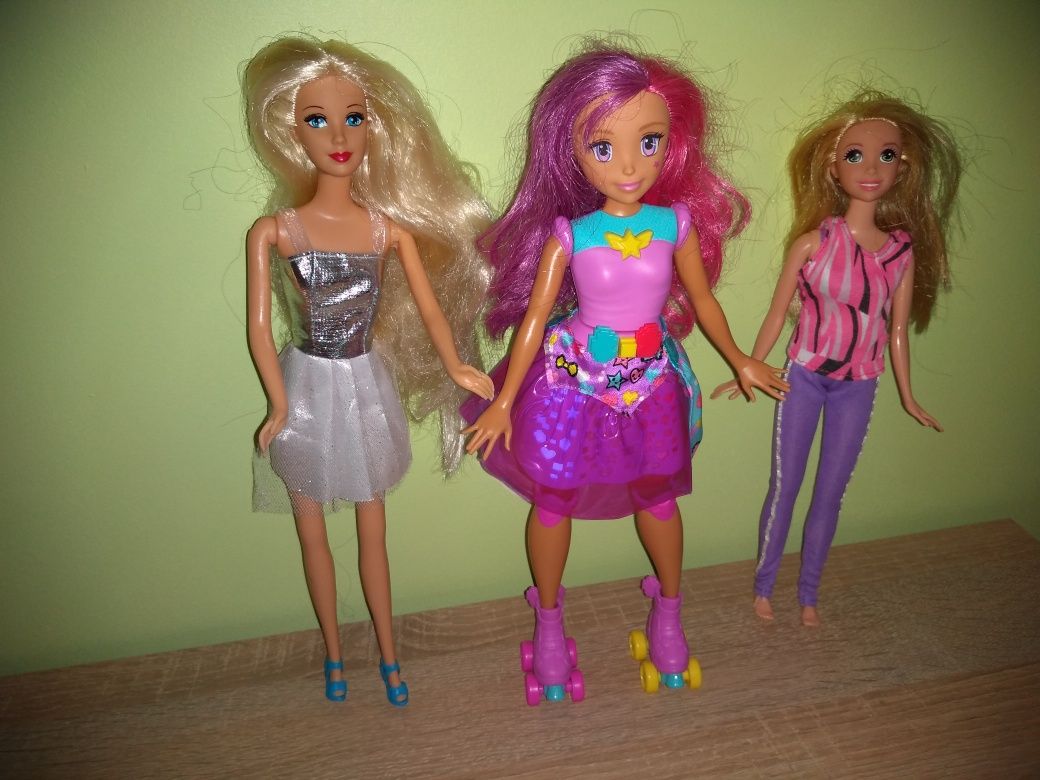 Barbie na wrotkach z grającym paskiem i dwie inne lalki