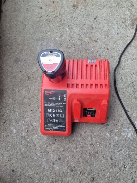 Klucz udarowy Milwaukee M12-18c+ładowarka