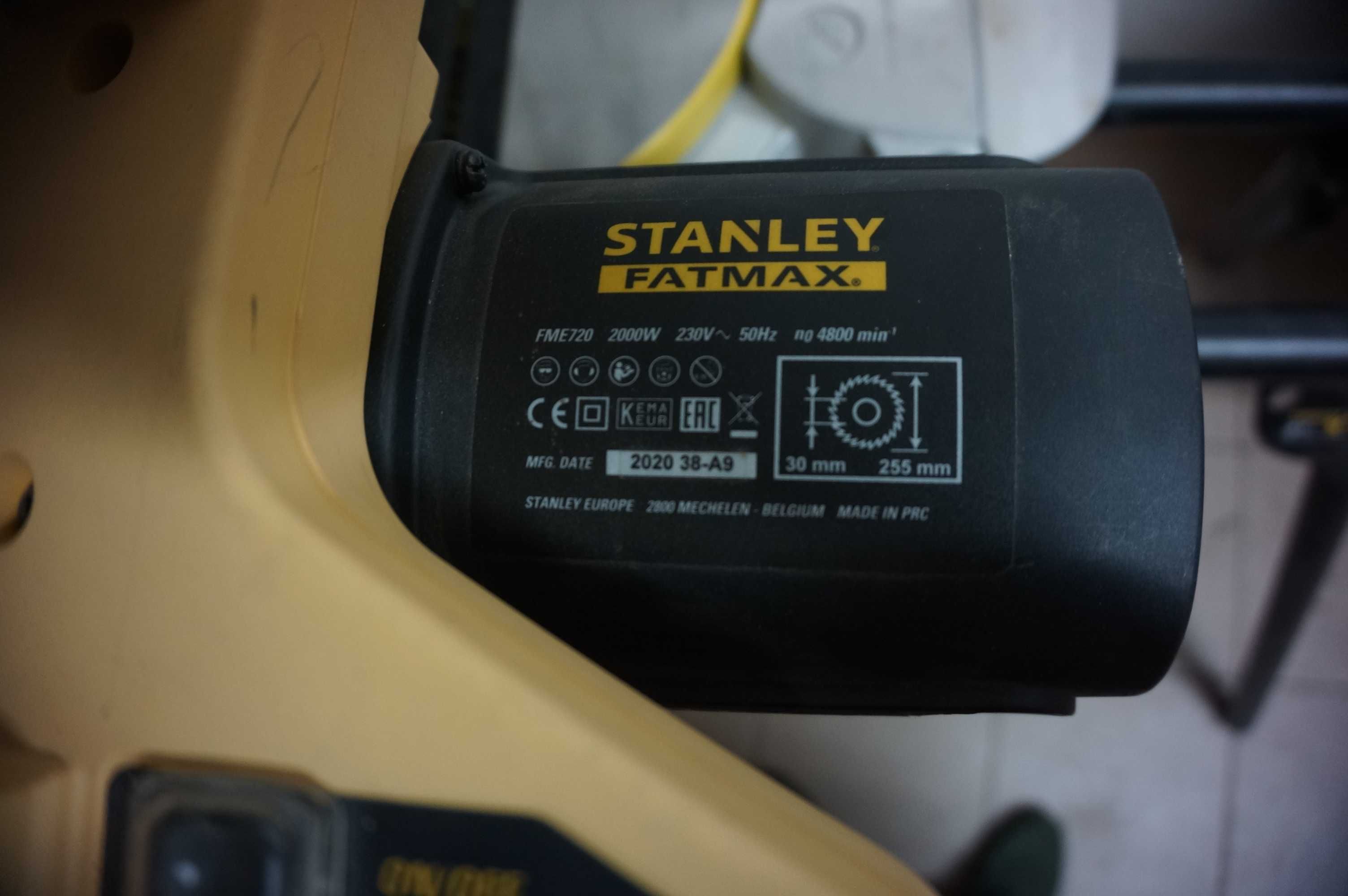 Piła ukośnica Stanley 2000 W 255 mm