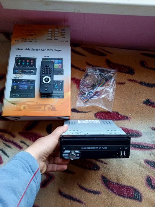 Продам магнітолу з виїздним  екраном є блютуз