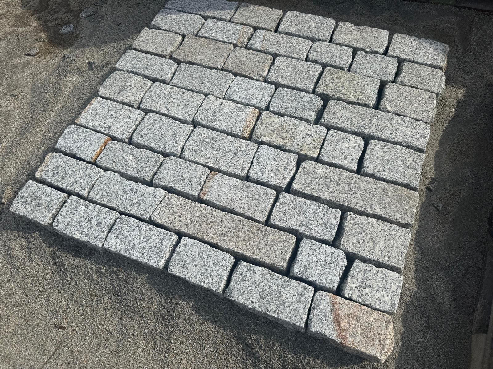 Kostka granitowa, płomieniowana 10/10 długość od 12 do 30 cm, palisada