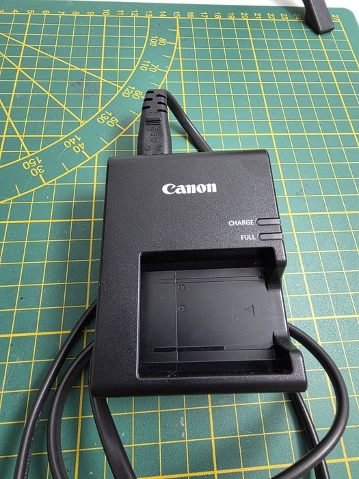 Canon EOS 1100D + bolsa + tripés