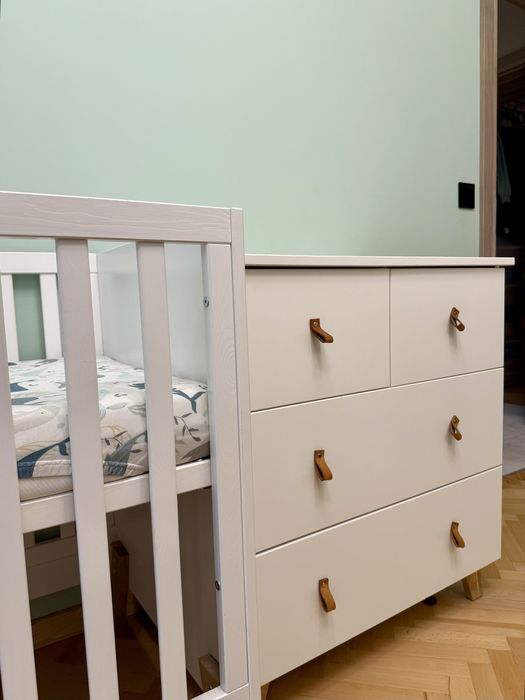 Zestaw mebli NOAH komoda + łóżeczko KLUPŚ z materacem FIKI MIKI