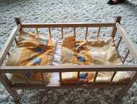Drewniane łóżeczko dla lalki z pościelą