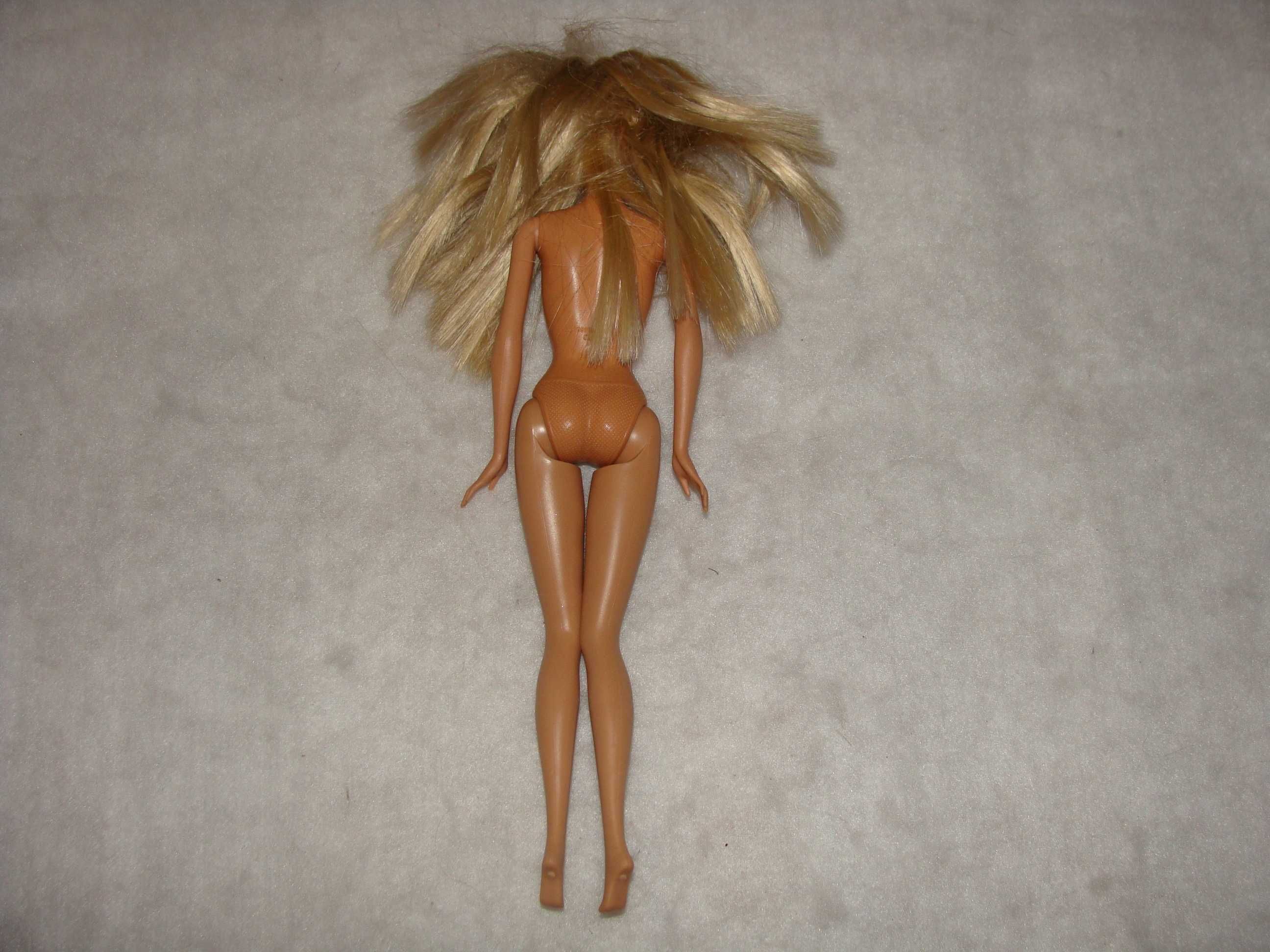 Boneca Barbie não identificada