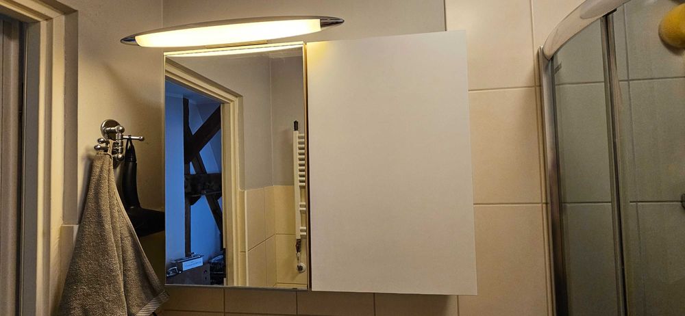 Szafka łazienkowa wisząca z lustrem i lampą