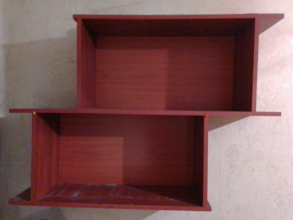 Книжная полка в прекрасном состоянии