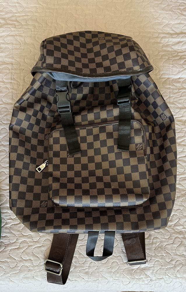 Mochilas Gucci e Louis Vuitton