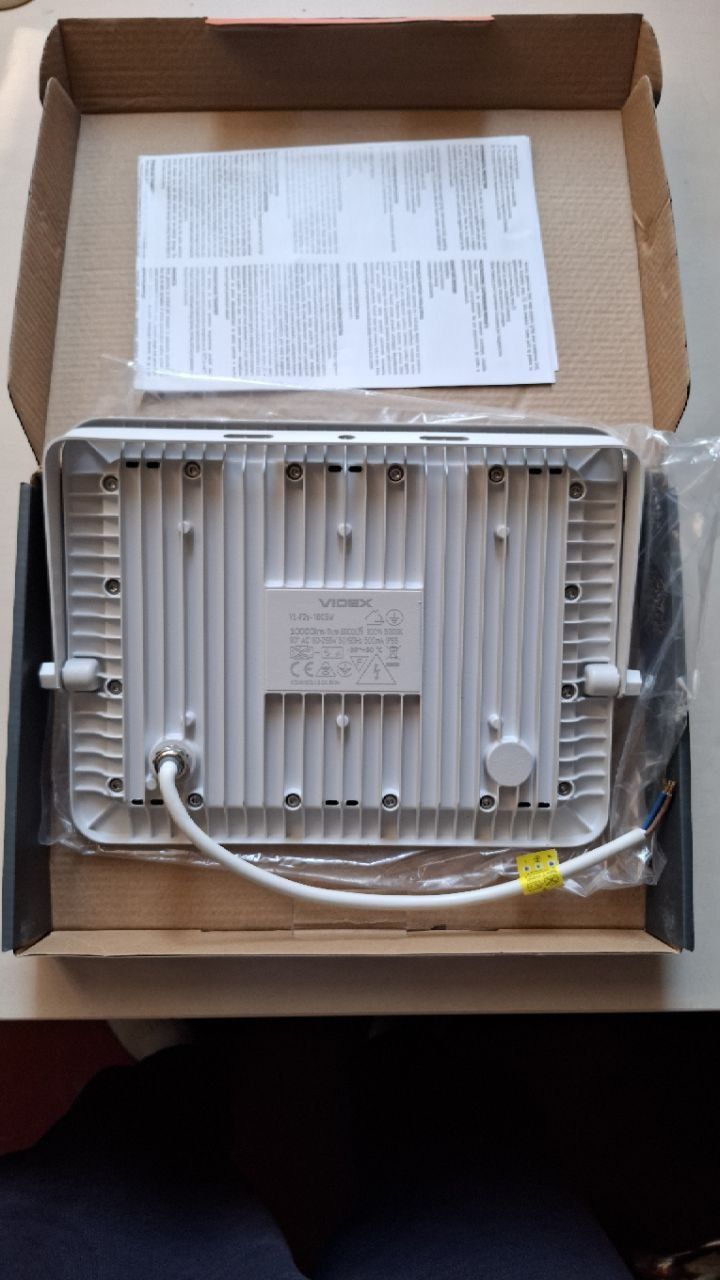 Продам LED прожектор VIDEX F2e 100W