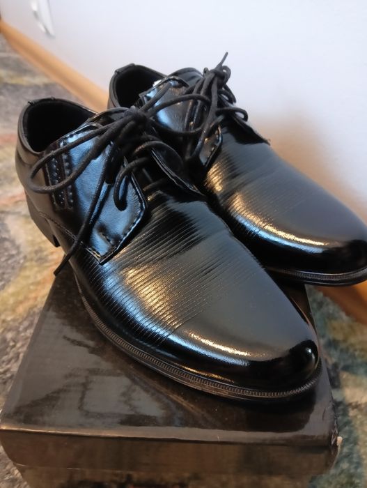 Elegancka buty lakierki dla chłopca 31