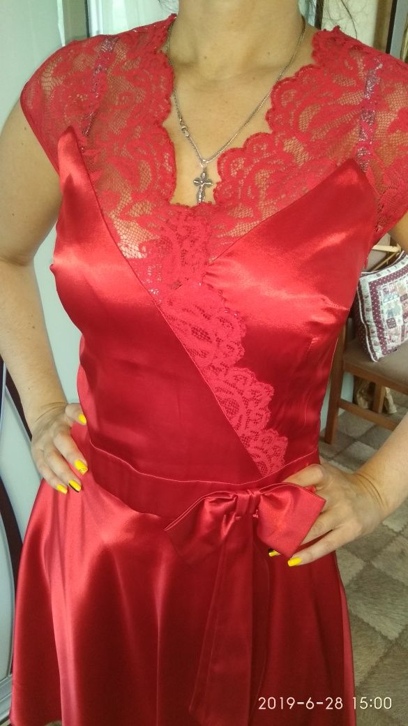 Очень нарядное красное платье размер 46