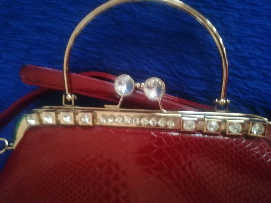 Продаю красную лаковую, нарядную сумку, среднего размера