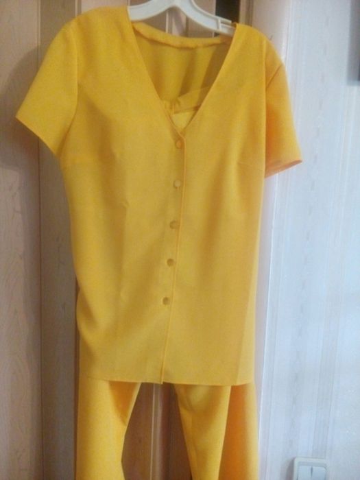 Костюмы:  .Желтый  костюм - брючный . Костюм из крепдишина.