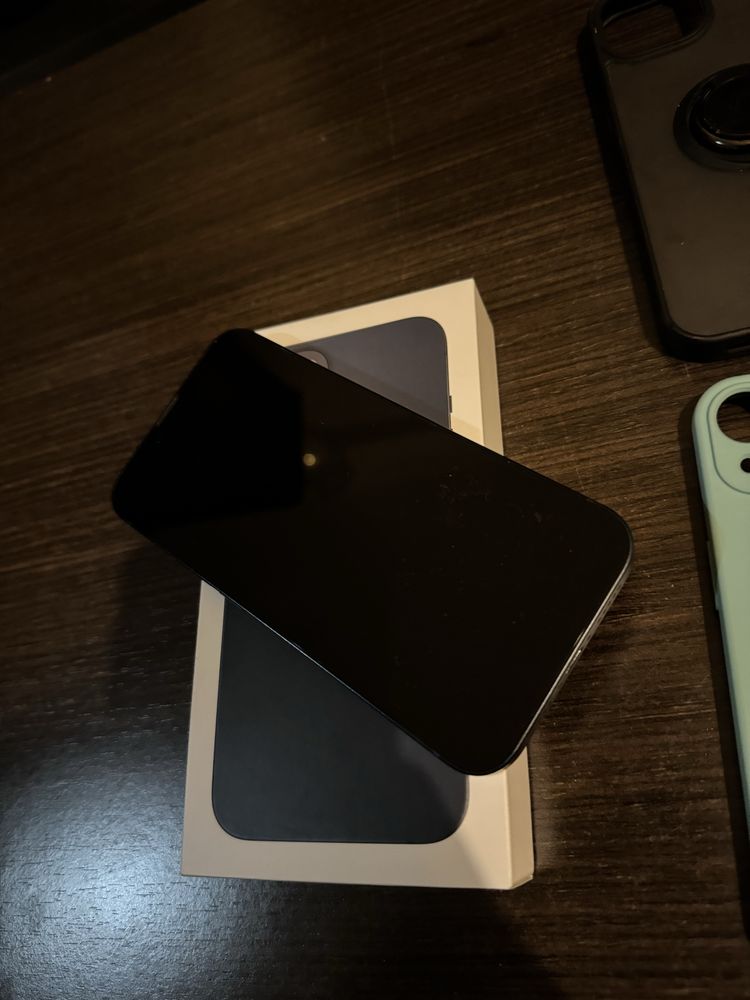 Iphone 13 praticanente novo. Oferta de varias capas