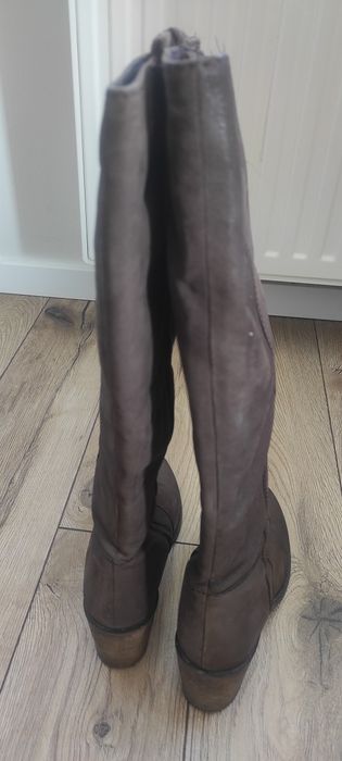 Brązowe długie kozaki damskie.