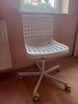 Białe krzesło Ikea