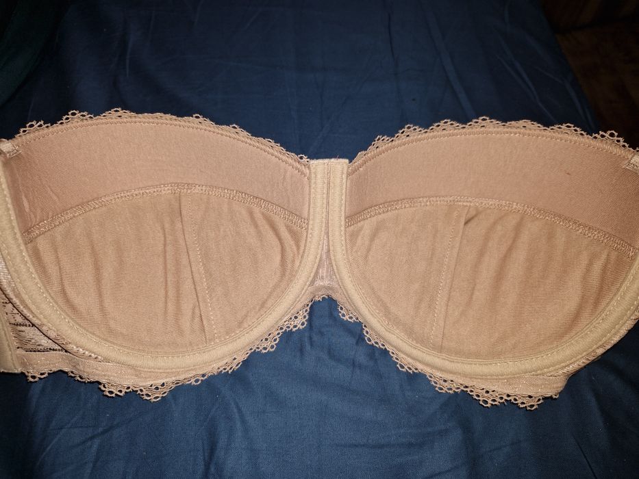 90 с Бюстгалтер бежевии  новии,
