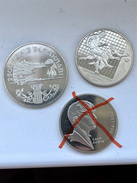 Монети України 5 грн( Балаклаві 2500 р), та 2 грн (ЧМФ 2006)